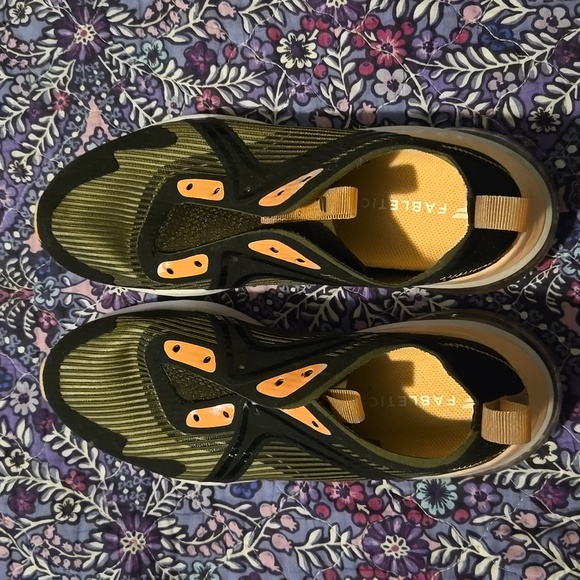 Fabletics black and peachy pink tennis shoes - Picture 6 of 8